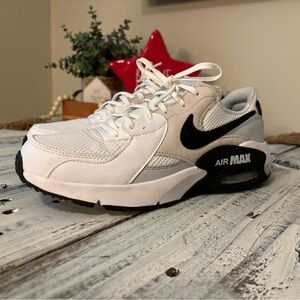 Men’s Nike Air Max Excee size 9.5, worn once, excellent condition!
